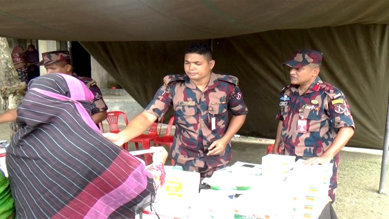 চাঁপাইনবাবগঞ্জে সীমান্তবর্তী পদ্মার চরে ১২শত মানুষ ও ২ শতাধিক গবাদিপশুকে বিনামূল্যে চিকিৎসা প্রদান